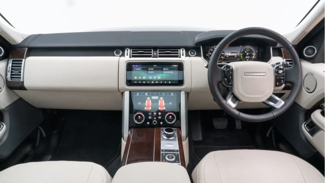 Land Rover Range Rover (71 Reg) 2.0 P400e Vogue Hybrid Image 2