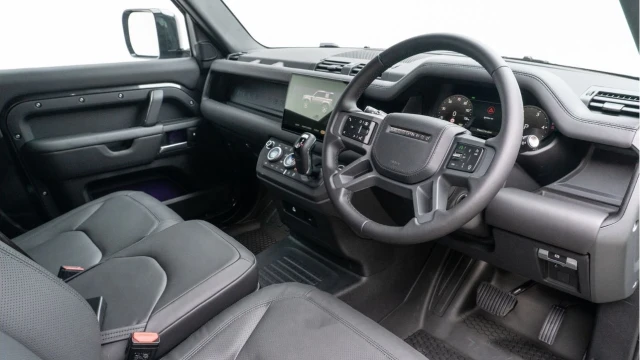 Land Rover Defender (25 Reg) 90 3.0 D350 X-Dynamic HSE Hard Top Commercial (3 Seat) (+VAT) Image 2