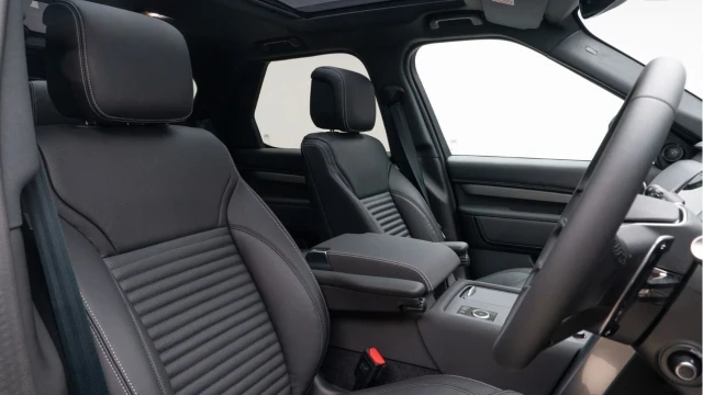 Land Rover Discovery (74 Reg) 3.0 D350 Dynamic SE (URBAN Styling) Image 3