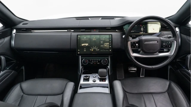 Land Rover Range Rover (72 Reg) 3.0 D350 SE (Shadow Pack) Image 2