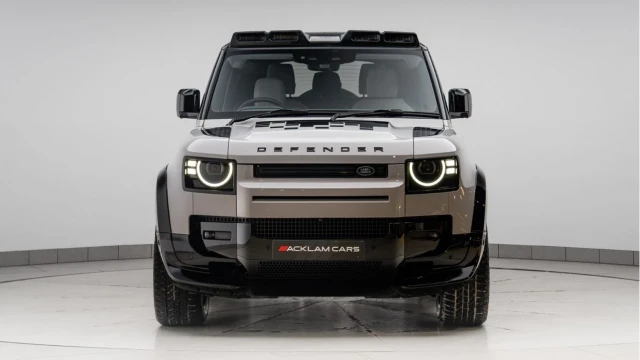 Land Rover Defender (75 Reg) 90 3.0 D250 X-Dynamic SE (Bespoke) Image 4