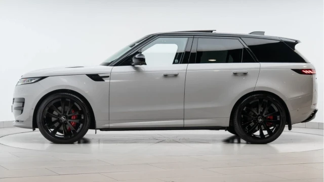Land Rover Range Rover Sport (24 Reg) 3.0 D300 Dynamic SE (Black Pack) Image 4