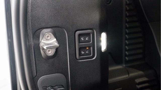 Land Rover Defender (75 Reg) 90 3.0 D350 X-Dynamic HSE Hard Top Commercial (3 Seat) (+VAT) Image 8