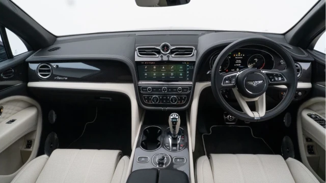 Bentley Bentayga (72 Reg) 4.0 V8 Azure Extended Wheelbase Image 3