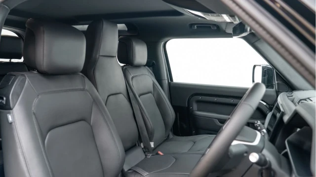 Land Rover Defender (74 Reg) 90 3.0 D250 X-Dynamic SE (6 Seat) (VAT Q) Image 3
