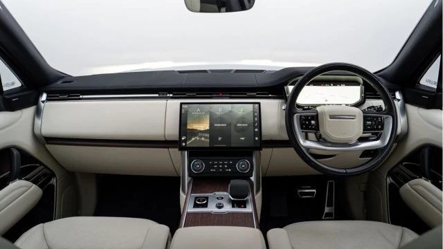 Land Rover Range Rover (72 Reg) 3.0 P440e SE Hybrid Image 2