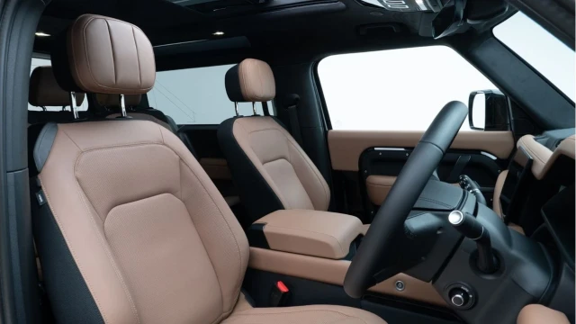 Land Rover Defender (25 Reg) 90 3.0 D350 X-Dynamic HSE (Black Pack) Image 3