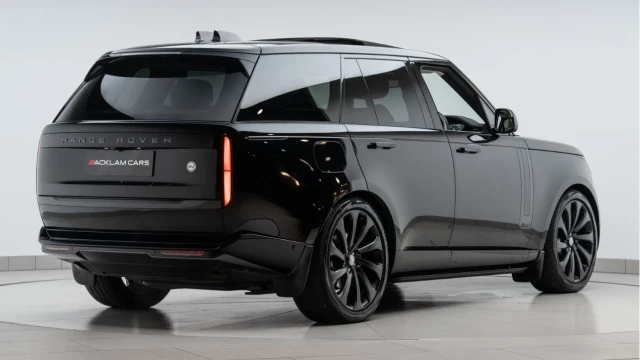 Land Rover Range Rover (72 Reg) 3.0 P400 Autobiography (Shadow Pack) Image 6
