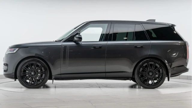 Land Rover Range Rover (74 Reg) 3.0 D300 SE (Shadow Pack) Image 4