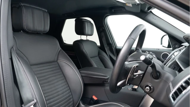 Land Rover Discovery (24 Reg) 3.0 D300 Dynamic HSE Hard Top (URBAN 5 Seat) (No VAT) Image 3
