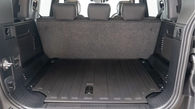 Land Rover Defender (74 Reg) 110 3.0 D350 X-Dynamic HSE Hard Top Commercial (5 Seat) (Bespoke URBAN) (+VAT) Image 5