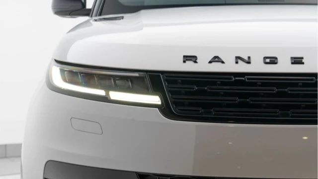 Land Rover Range Rover Sport (23 Reg) 3.0 D300 Dynamic SE (Black Pack) Image 8