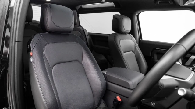 Land Rover Defender (24 Reg) 90 2.0 P300 X-Dynamic HSE (Black Pack) Image 3