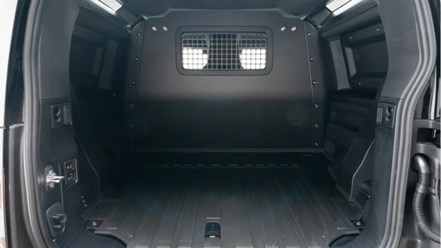 Land Rover Defender (25 Reg) 90 3.0 D350 X-Dynamic HSE Hard Top Commercial (3 Seat) (+VAT) Image 4