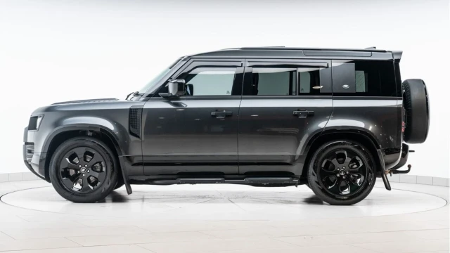 Land Rover Defender (24 Reg) 110 3.0 D250 X-Dynamic SE (Black Pack) Image 5
