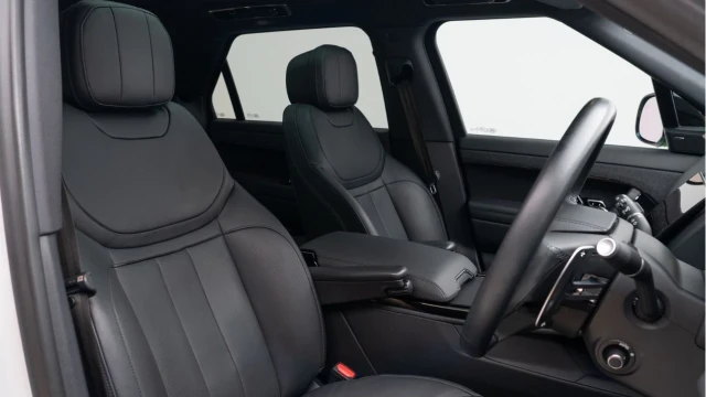 Land Rover Range Rover Sport (72 Reg) 3.0 D300 Dynamic SE (Black Pack) Image 3