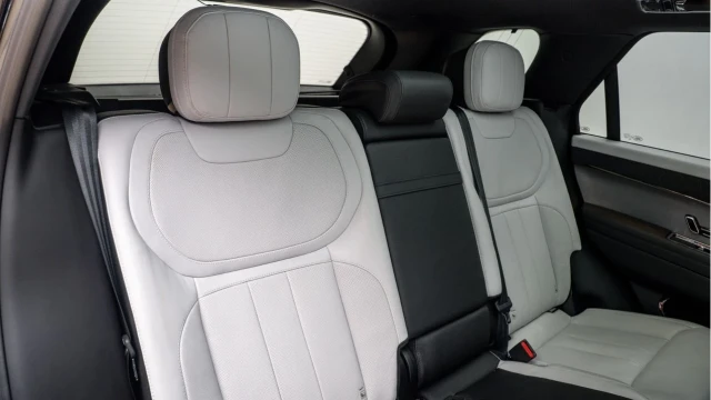 Land Rover Range Rover Sport (23 Reg) 3.0 D300 Dynamic SE (Black Pack) Image 8