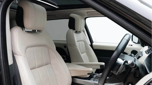 Land Rover Range Rover Sport (20 Reg) 3.0 SDV6 HSE Dynamic (Black Pack) Image 3