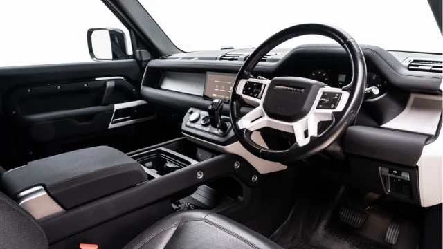 Land Rover Defender (23 Reg) 90 3.0 D250 SE Hard Top Commercial (NO VAT) Image 2