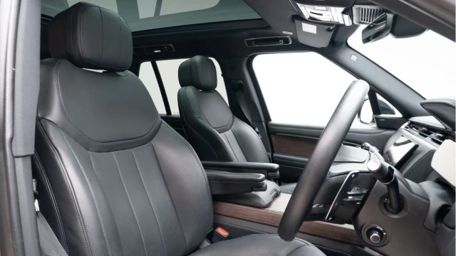 Land Rover Range Rover (72 Reg) 3.0 D300 SE (Shadow Pack) Image 3