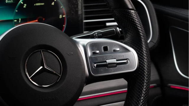 Mercedes-Benz GLE Class (21 Reg) GLE300 2.0D AMG Line Premium 4Matic (7 Seat) Image 6