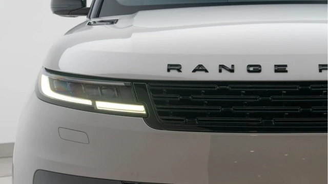 Land Rover Range Rover Sport (25 Reg) 3.0 D300 Dynamic SE (Black Pack) Image 7