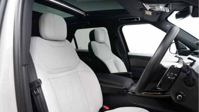 Land Rover Range Rover Sport (24 Reg) 3.0 D300 Dynamic SE (Black Pack) Image 3
