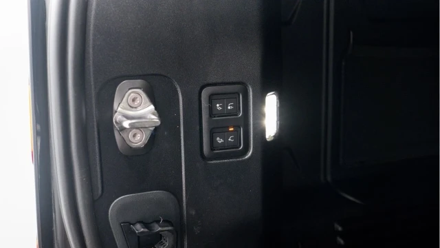 Land Rover Defender (74 Reg) 110 3.0 D350 X-Dynamic HSE (Black Pack) Image 8