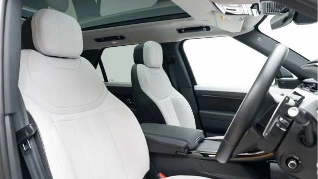 Land Rover Range Rover Sport (23 Reg) 3.0 D300 Dynamic SE (Black Pack) Image 3