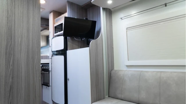 Benimar Tessoro (22 Reg) 2.0 T482 Auto (4 Berth) Image 8