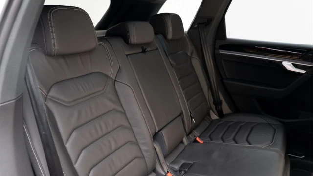 Volkswagen Touareg (73 Reg) 3.0TDI V6 Black Edition Image 6