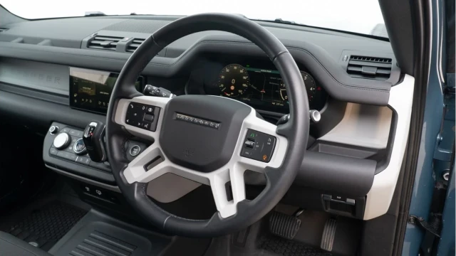 Land Rover Defender (24 Reg) 90 3.0 D250 Hard Top Commercial (3 Seat) (+VAT) Image 6