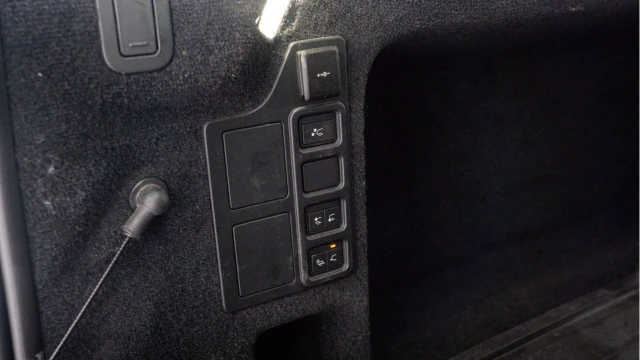Land Rover Discovery (24 Reg) 3.0 D300 HSE Dynamic Commercial (+VAT) Image 4