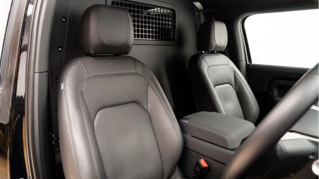 Land Rover Defender (23 Reg) 90 3.0 D250 SE Hard Top Commercial (+VAT) Image 3