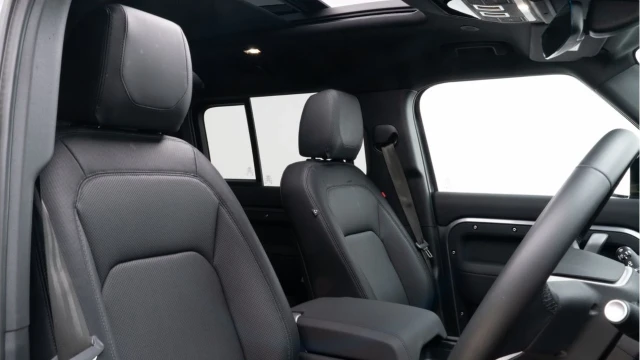 Land Rover Defender (24 Reg) 110 3.0 D250 X-Dynamic SE (Black Pack) Image 3