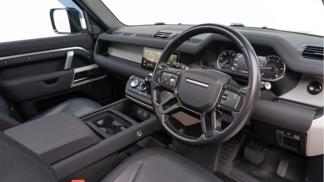 Land Rover Defender (23 Reg) 90 3.0 D250 X-Dynamic SE (Black Pack) Image 2