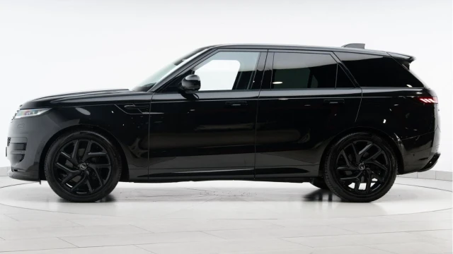 Land Rover Range Rover Sport (23 Reg) 3.0 D300 Dynamic SE (Black Pack) Image 4