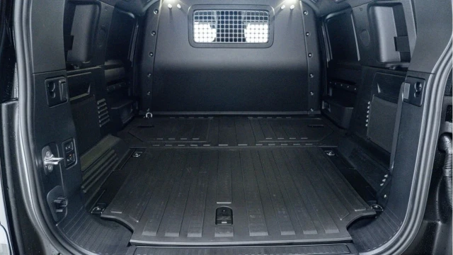 Land Rover Defender (75 Reg) 110 3.0 D250 X-Dynamic SE Hard Top Commercial (3 Seat) (+VAT) Image 4