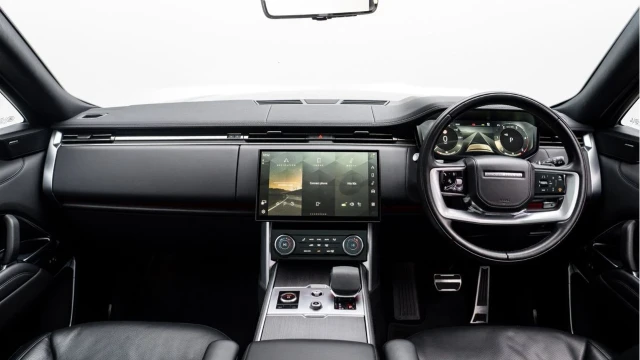 Land Rover Range Rover (72 Reg) 3.0 D300 HSE (Shadow Pack) Image 2