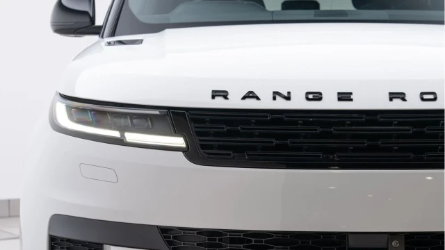 Land Rover Range Rover Sport (72 Reg) 3.0 D300 SE (Black Pack) Image 8