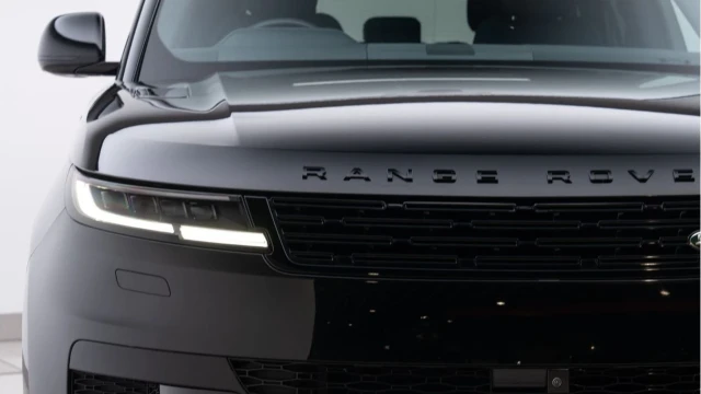 Land Rover Range Rover Sport (73 Reg) 3.0 D300 Dynamic SE (Black Pack) (VAT Q) Image 8