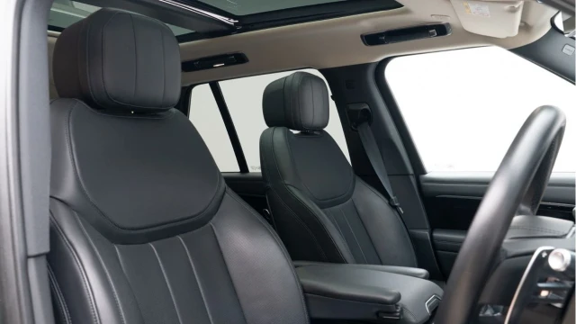 Land Rover Range Rover (72 Reg) 3.0 D350 HSE (Shadow Pack) Image 3