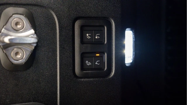 Land Rover Defender (74 Reg) 90 3.0 D250 X-Dynamic SE (VAT Q) Image 8