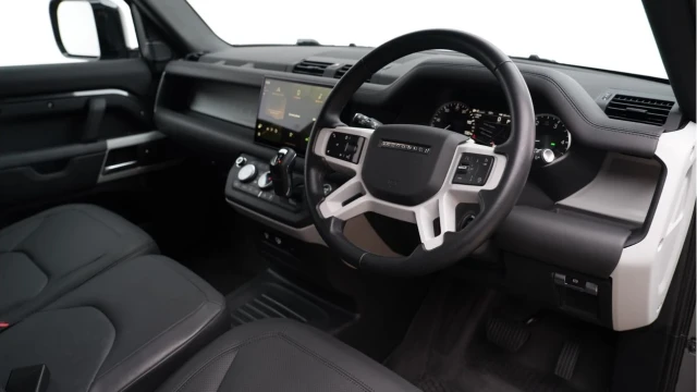 Land Rover Defender (23 Reg) 90 3.0 D250 HSE Hard Top Commercial (3 Seat) (+VAT) Image 2