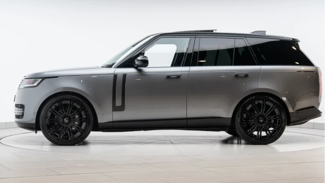 Land Rover Range Rover (24 Reg) 3.0 D300 SE (Shadow Pack) Image 4