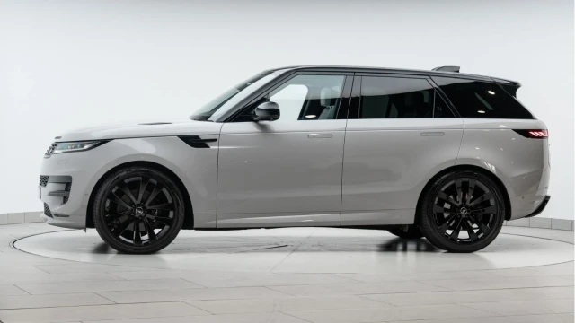Land Rover Range Rover Sport (23 Reg) 3.0 D300 Dynamic SE (Black Pack) Image 4
