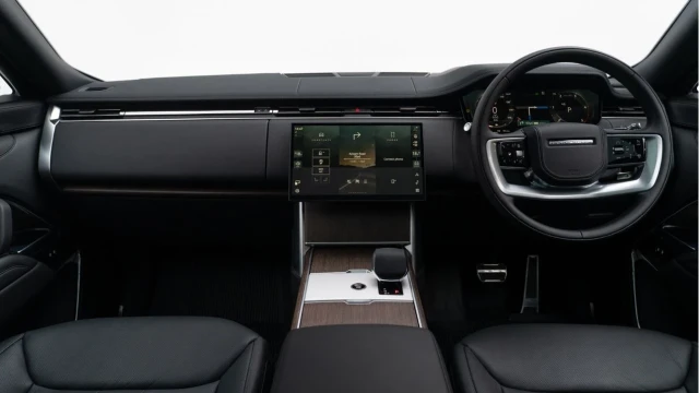 Land Rover Range Rover (74 Reg) 3.0 D350 HSE LWB 7 Seat (Shadow Pack) Image 2