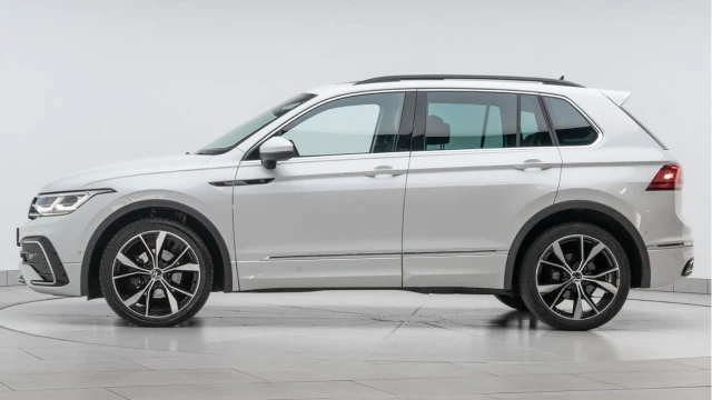Volkswagen Tiguan (22 Reg) 2.0TDI R-Line DSG Image 4