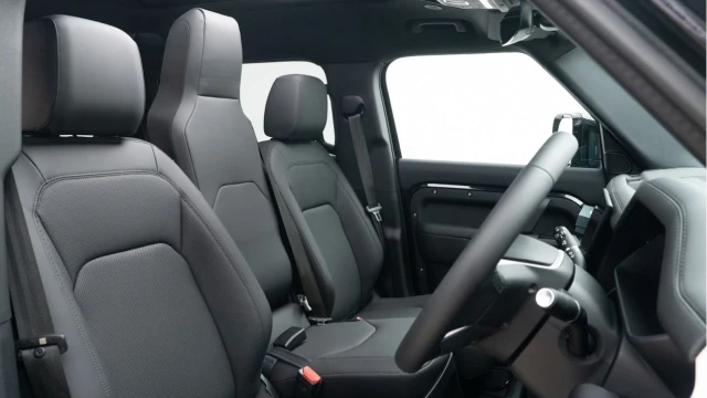 Land Rover Defender (25 Reg) 110 3.0 D250 S (6 Seat) (VAT Q) Image 3