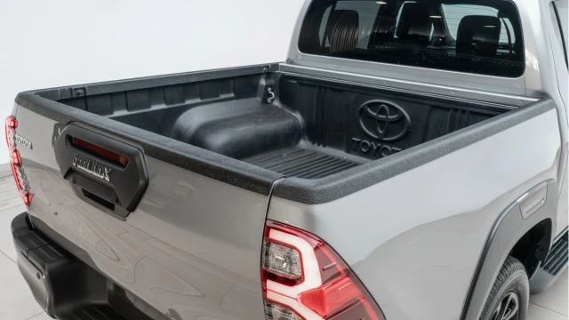 Toyota Hi-Lux (72 Reg) 2.8 D-4D Invincible X 4WD (+VAT) Image 8
